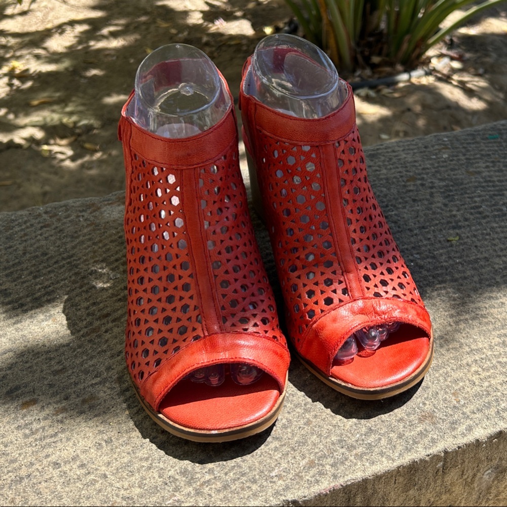 Size 39 (8.5 US) | CG Sport by Cayetano Giménez Coral Peep-Toe Sandals - Picture 2 of 10